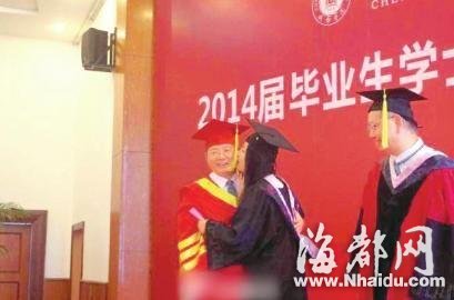 女大学生毕业典礼献吻校长 校长称很感动