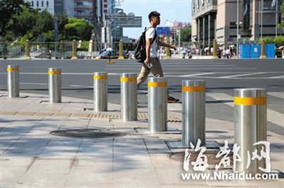 北京长安街新装900根防撞柱 采用特种不锈钢
