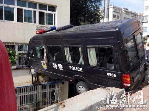 特警车因驾驶员操作不当失控 卡在半空