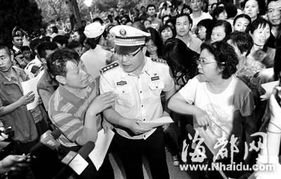城管高考前欲劝停广场舞 大妈不买账继续跳