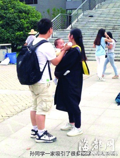 大四女生抱女儿拍毕业照 称找工作更有优势