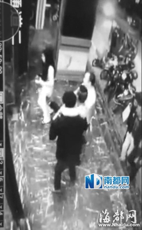 网友举报妻子被当成夜总会小姐遭官员调戏