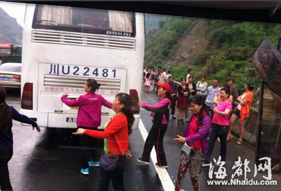 四川多名大妈在高速路上跳广场舞打发堵车时间