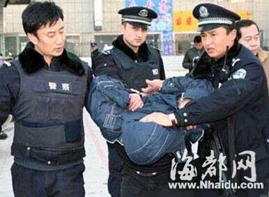 新疆和田市警民联手制伏3名持刀行凶歹徒