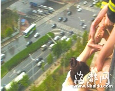 轻生女纵身跳下11楼 民警隔护栏瞬间抓住