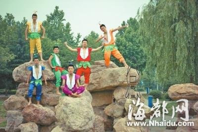 6名大学男生拍“葫芦娃”毕业照 PS上隐身娃