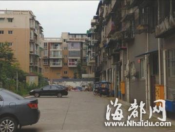 偷车贼车中被围撞人群 拦车夫妇被卷车底