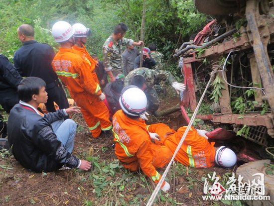 货车坠下200米悬崖 倒立在半山腰灌木丛中
