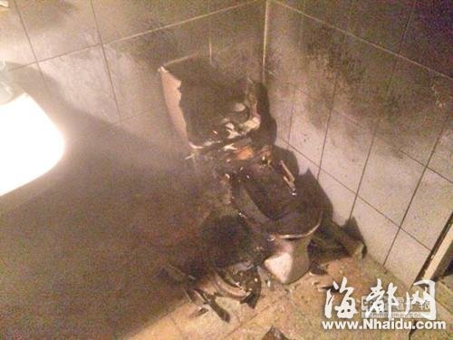 员工把蟑螂点燃扔进马桶 马桶爆炸引火灾