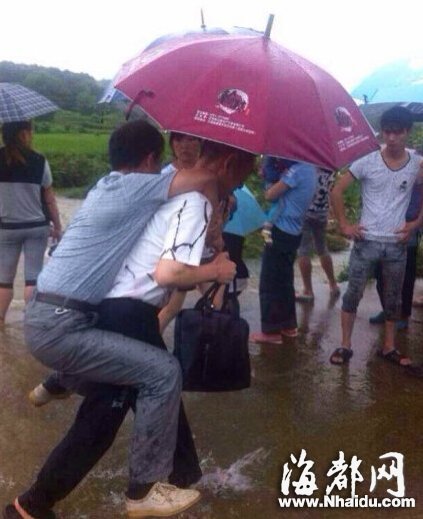 江西“被人背着蹚水”官员称：下车时扭到脚