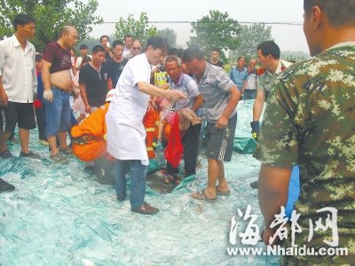 河南：货车行驶中所载玻璃滑落 路过女童被埋