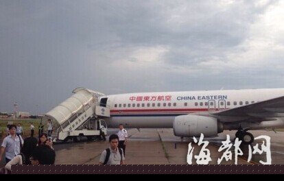 武汉机场航班降落滑行道无法移动 无人伤亡