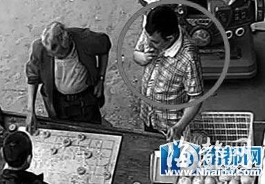 警察旷工街边观棋被处分 网友称其“轻松哥”