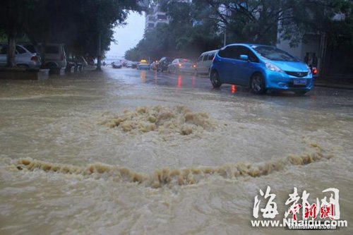 广西柳州降雨致近千小学生被困 两列火车被逼停