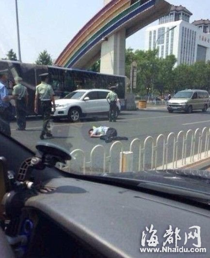 北京警方通报：奥迪撞伤交警 肇事者被控制