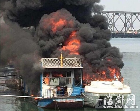 湖北襄阳：汉江岸旁一游轮失火 现场浓烟滚滚