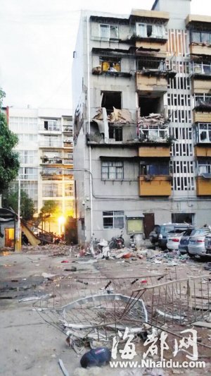 云南楚雄一小区爆炸致3死4伤续：室内疑藏有雷管炸药