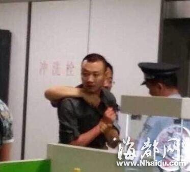 南京男子地铁站内向继母索钱遭拒将其捅死