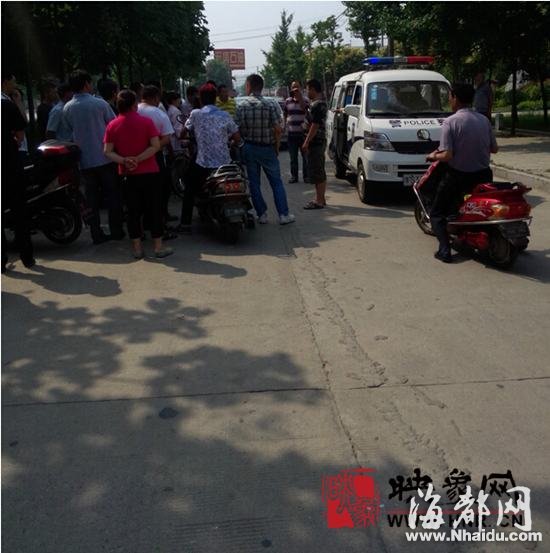 河南信阳：邮政押款车人员起冲突 一人遭枪击