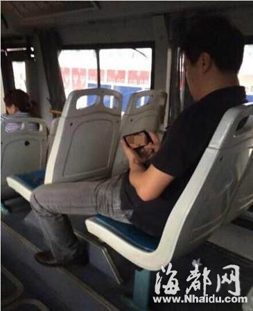 公交“猥琐男”手机播不雅片 故意给女乘客看
