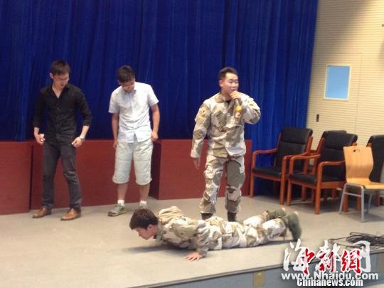 公派留学行前培训会：教官现场演练枪击突发事件