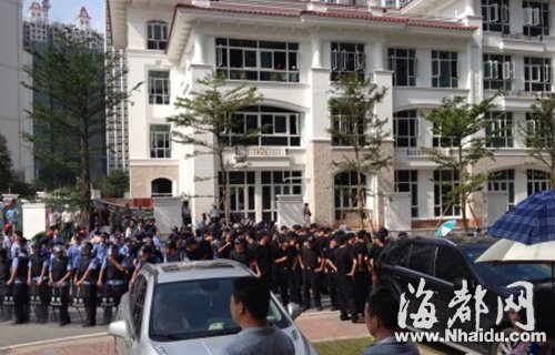 广州百余人聚集反对建垃圾站 警方施放催泪弹