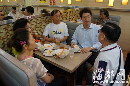 中联办主任：正研究调整内地人赴港“个人游”政策