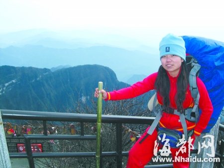 女子徒步130公里穿越新疆南北 晚上曾在坟场扎营