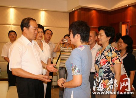 知情人：苏荣嗜酒、爱打牌 与其妻脾性不和