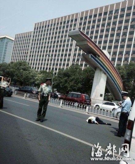 曝北京一无牌奥迪车撞飞交警 武警赶去处理