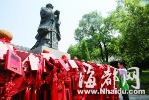 男生高考前被母亲拉去雍和宫拜佛：我不信这个