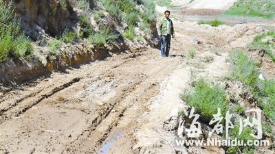 甘肃村民堵路求修路被碾轧致死 警方介入调查
