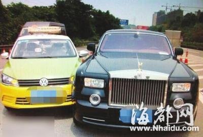 四川：出租车违规变道撞上价值千万劳斯莱斯