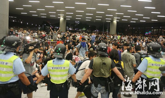 香港警方拘捕13名冲击立法会大楼示威者