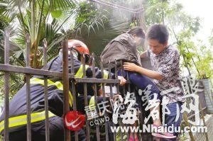 小女孩抄近路回家翻墙 遭围栏栏杆刺入大腿