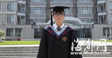 全年级仅一人 北大女生拍单人“毕业合影”