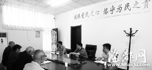河南兰考上访妇女对县委副书记拍桌子：你算个X毛！