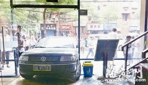 女子带狗用餐遭拒 丈夫驾车撞开餐厅大门