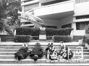4名大学生“扑街照”走红网络 称留下愉快回忆
