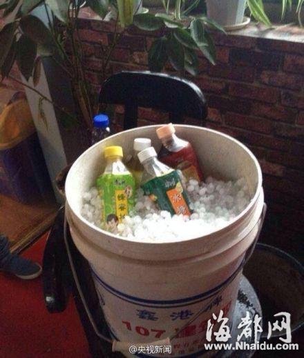 冰雹突袭河北大如龙眼 市民装桶冰镇饮料