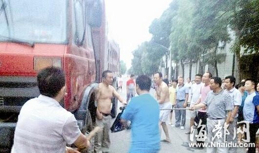 小偷行窃持刀斗狠 30人接力围堵1小时将其抓获