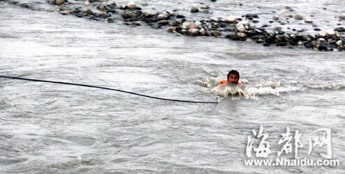 男子醉酒后被困河中只露头睡着 被人当尸体