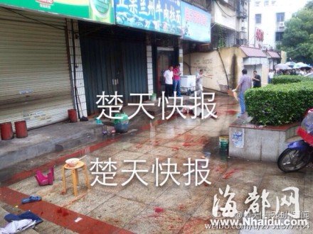 湖北随州：五旬男子被当街捅开胸膛身亡