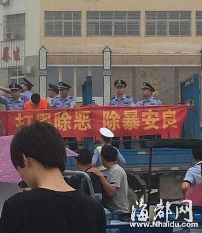 河南信阳警方用敞篷卡车押运嫌犯 否认系游街