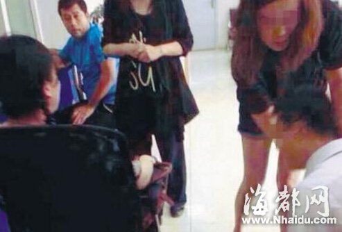 网曝女教授逼银行经理下跪 回应称不属实