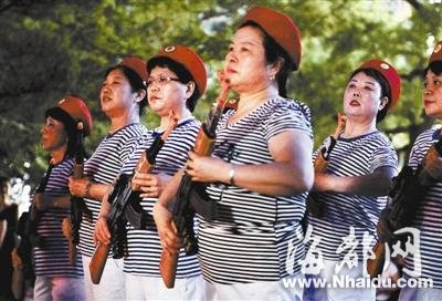 大妈持枪跳舞“打鬼子”走红 粉丝求返场