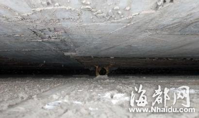家长打篮球未留意 7岁男孩掉看台6米深墙缝