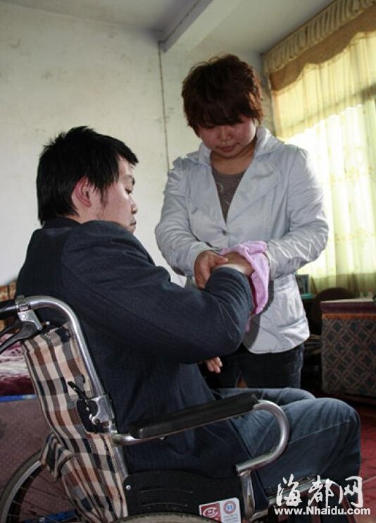 女子带瘫痪丈夫打工：我不管他就无法活下去