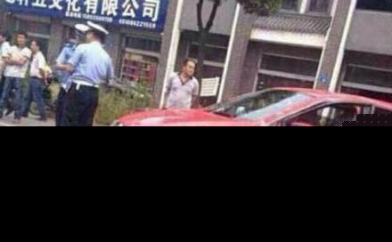 女子开车将手伸出车外 翻车后手臂被碾碎