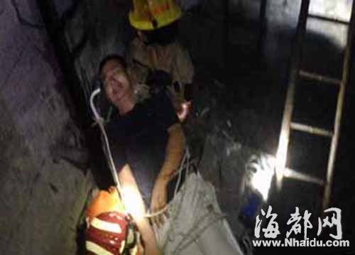 男子失足跌落电梯井底昏迷 温州消防单架救援